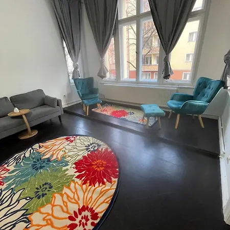 5-room Schoeneberg Apartment
